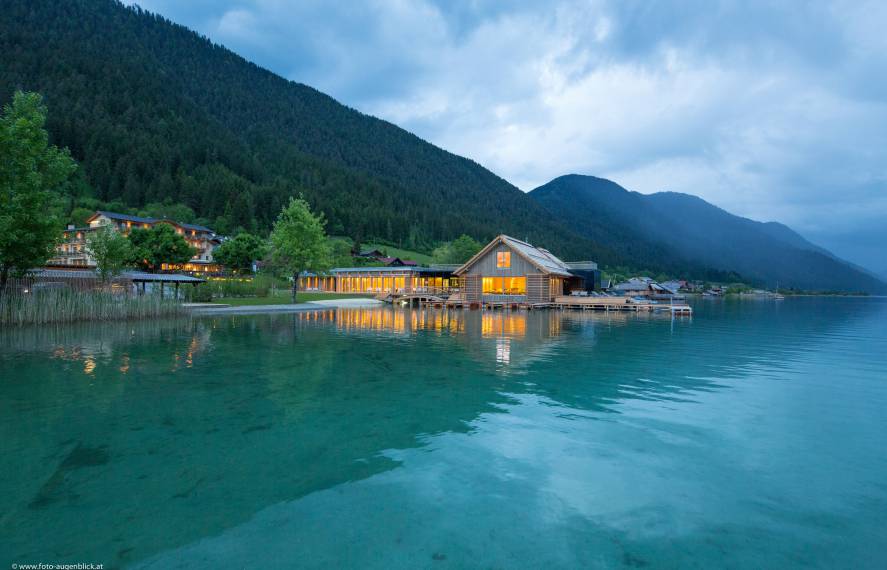 Strandhotel am Weissensee mit Blick vom See